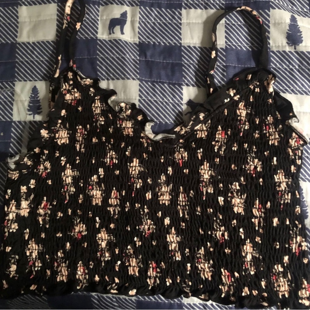 Tilly's Ivy + Main women large lettuce black w floral print cropped top